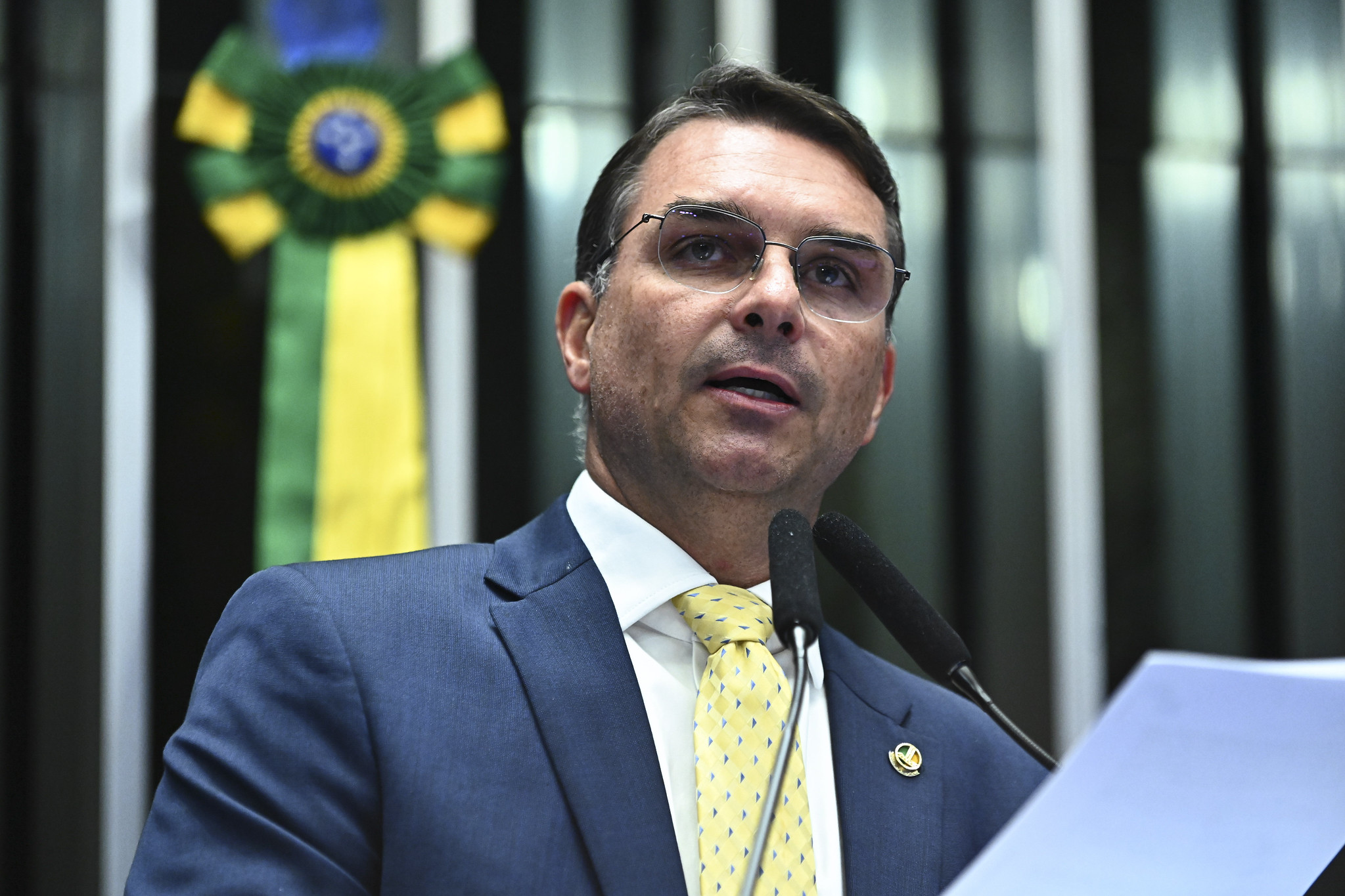 Conversa entre Flávio e Vorcaro cola Master na família Bolsonaro