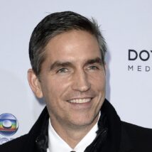 O ator Jim Caviezel interpreta Jair Bolsonaro no filme "Dark Horse"