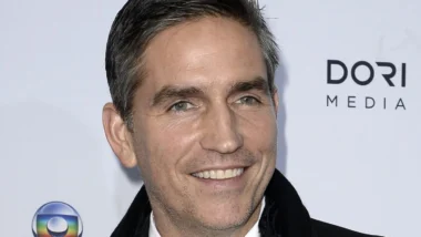 O ator Jim Caviezel interpreta Jair Bolsonaro no filme "Dark Horse"
