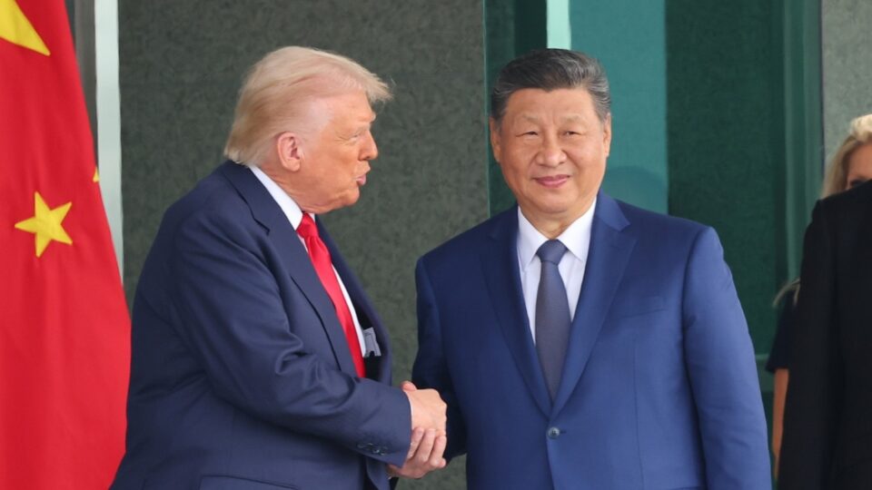 Em Pequim, Trump expõe a hipocrisia de Xi ao financiar o Irã e o caos em Ormuz