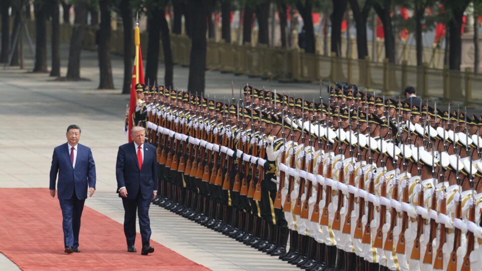 Trump é recebido por Xi em Pequim para cúpula sobre relações entre EUA e China