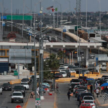 Vista geral de El Paso com bandeiras dos EUA e do México ao fundo Imagem referente a matéria