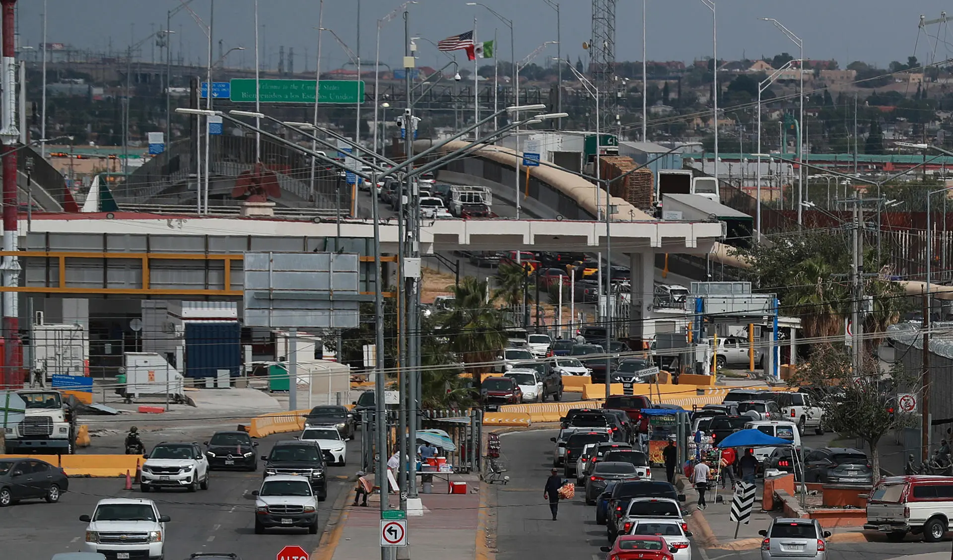 Vista geral de El Paso com bandeiras dos EUA e do México ao fundo