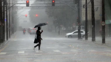 El Niño deve mudar o clima no Paraná, com mais chuva, temporais frequentes e recuperação gradual dos reservatórios em várias regiões do estado.
