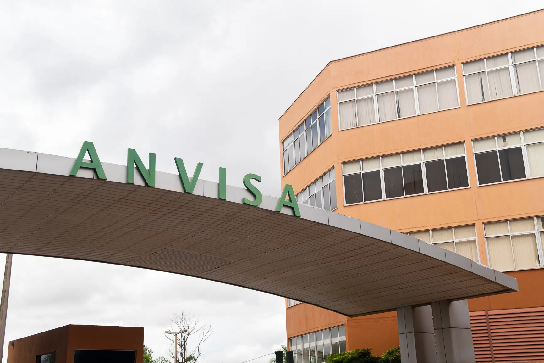 Produtos da fábrica de Amparo tiveram circulação suspensa por suspeita de contaminação bacteriana.