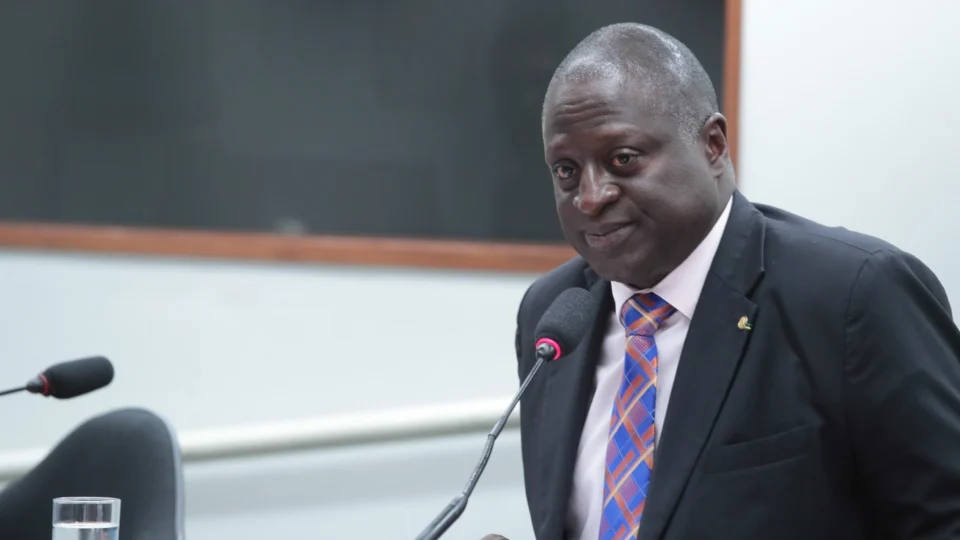 Deputado acionou presidente e vice-presidente do TSE para pedir monitoramento de vazamentos.