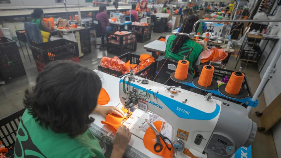 Linha de produção de uma indústria têxtil nacional operando máquinas de costura e tecelagem