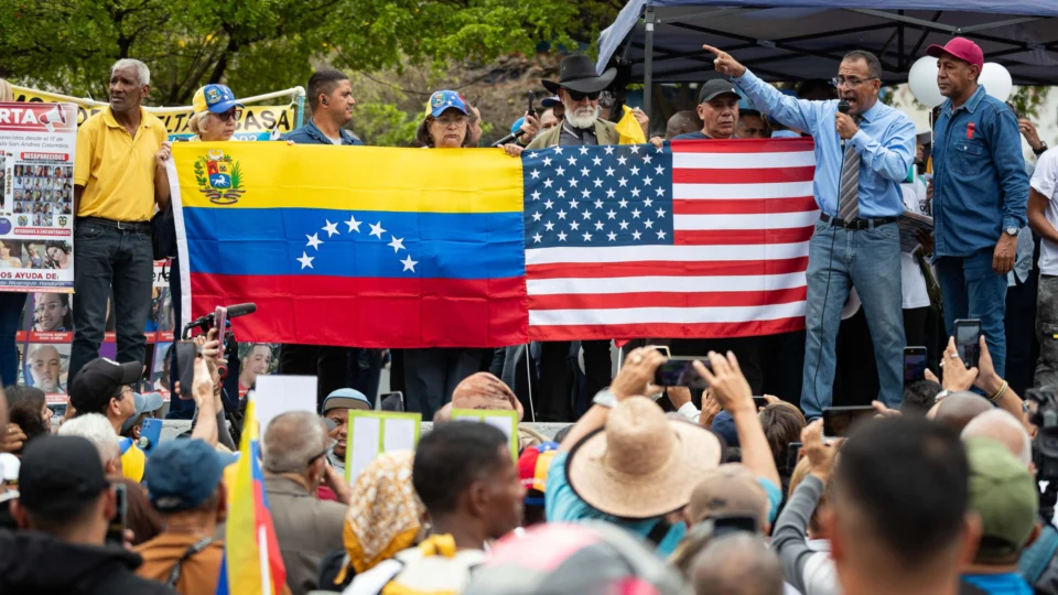 Manifestantes em Caracas, na Venezuela, pediram pela liberação de presos políticos e outras pautas.