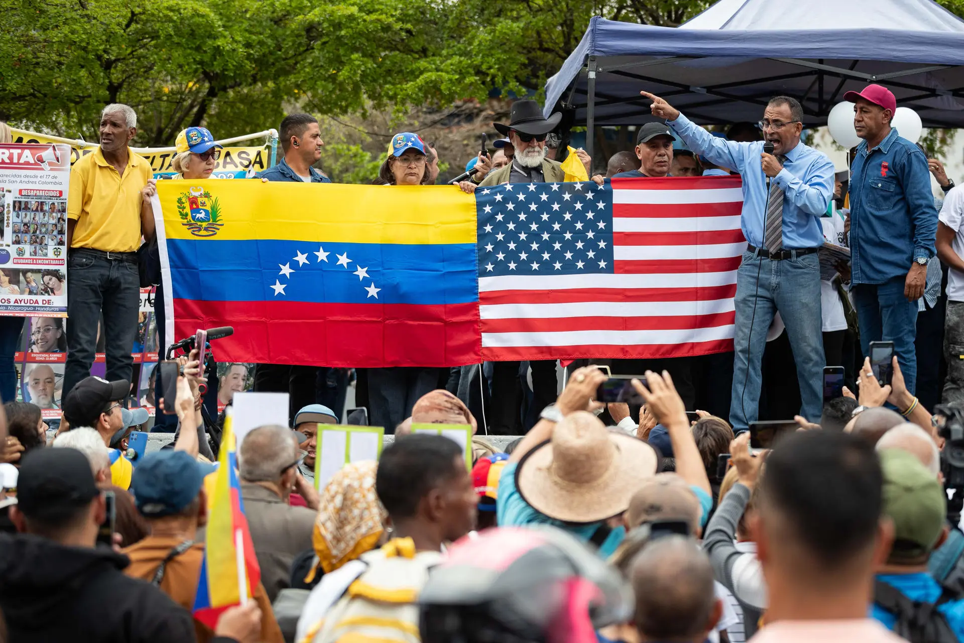 Manifestantes em Caracas, na Venezuela, pediram pela liberação de presos políticos e outras pautas.
