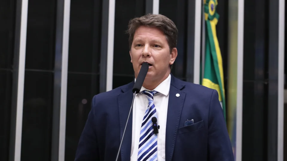 Mario Frias dá nova versão sobre investimento de Vorcaro para filme de Bolsonaro