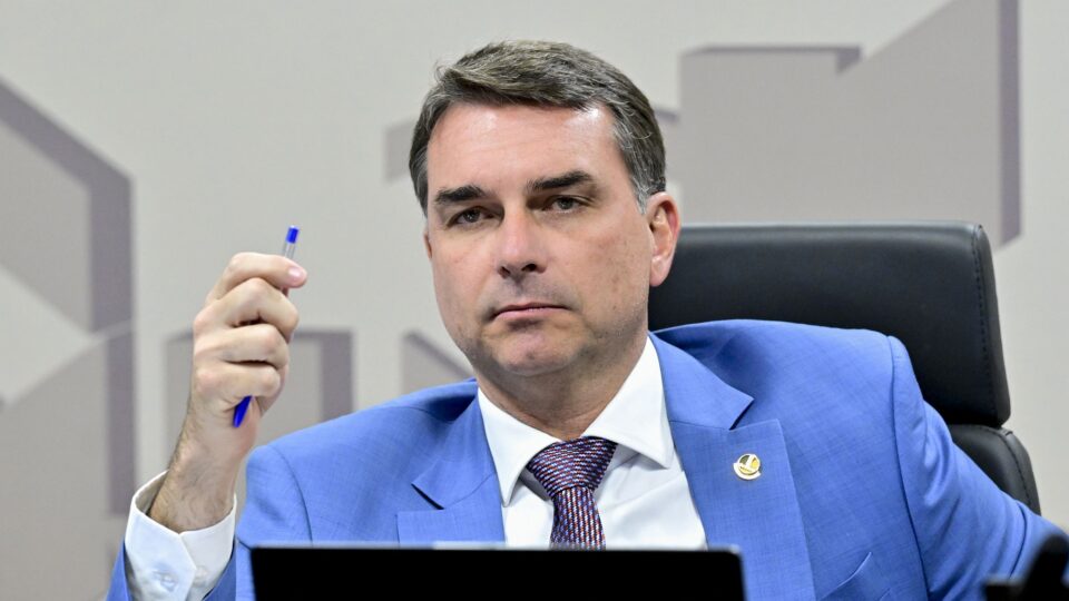 Ao aceitar dinheiro de Vorcaro, Flávio Bolsonaro acaba se tornando devedor