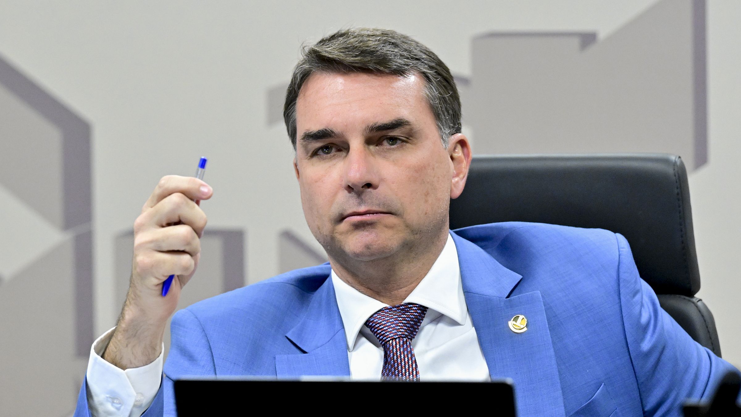 Flávio Bolsonaro trocou mensagens com Daniel Vorcaro até a véspera da prisão do banqueiro.