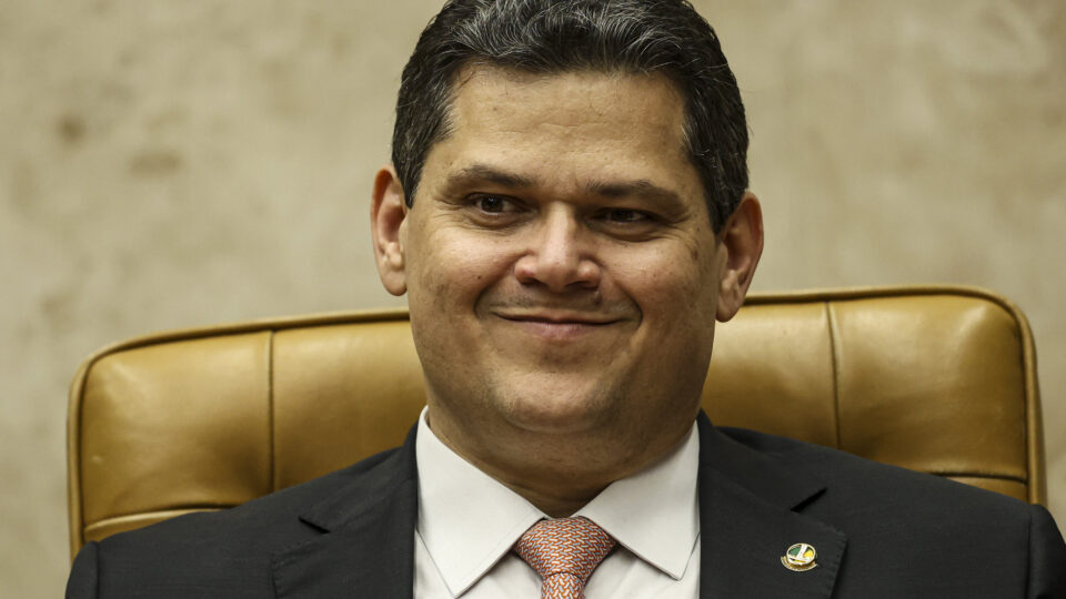 Dino suspende ação contra Alcolumbre por suposta rachadinha