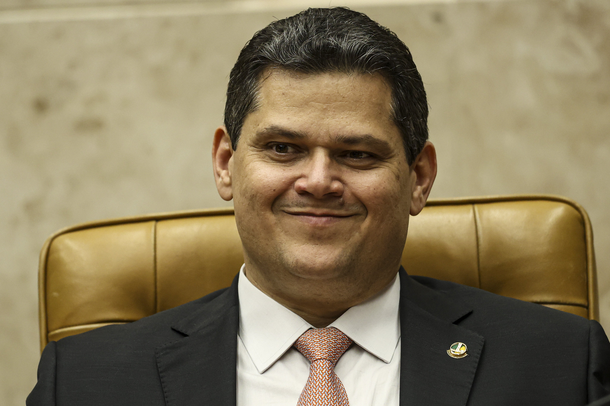Dino suspende ação contra Alcolumbre por suposta rachadinha