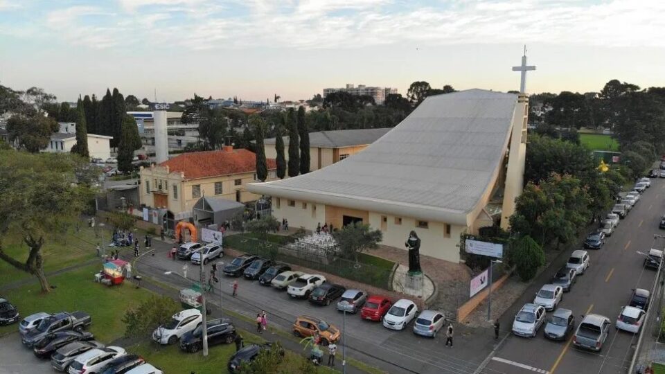 Devoção à Santa Rita atrai fiéis para festa tradicional em Curitiba