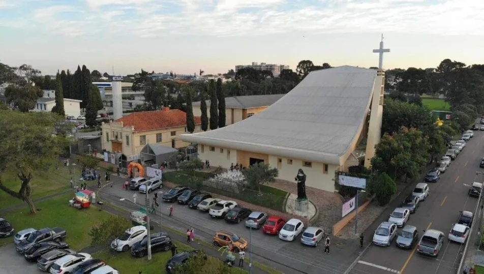 Fiéis participam da 68ª Festa em Honra a Santa Rita de Cássia, no bairro Hauer, em Curitiba, com missas, procissões e programação especial até 22 de maio.