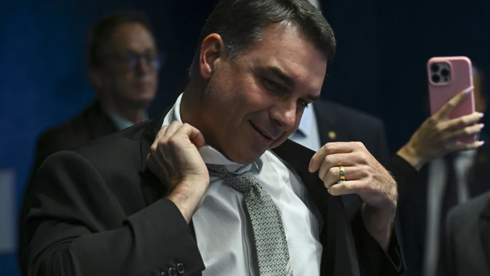 Flávio Bolsonaro passou a ser suspeito pela relação com Daniel Vorcaro, no Banco Master.