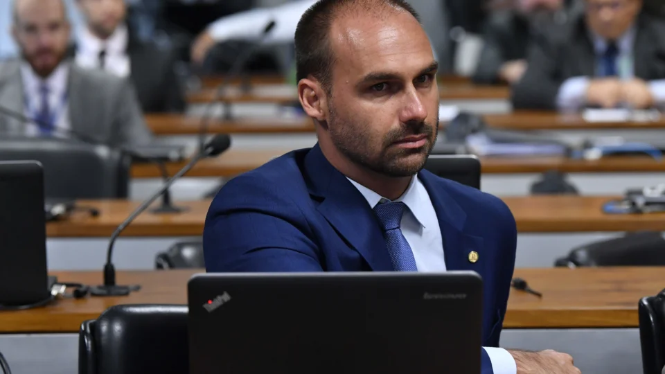 Eduardo reage após nova denúncia sobre filme de Bolsonaro