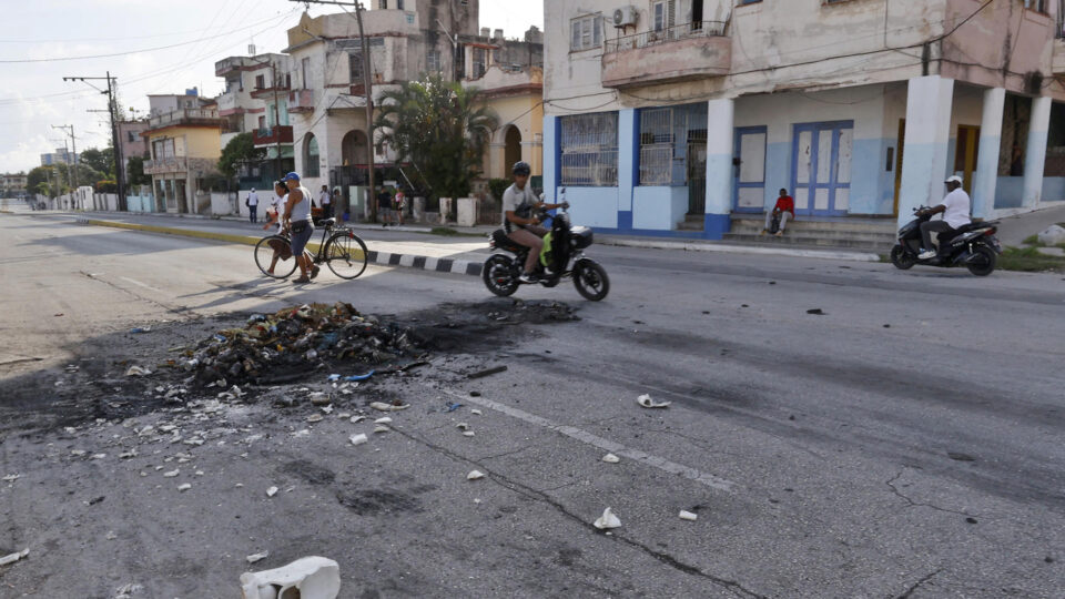 Protestos se intensificam em Cuba e população começa a desafiar forças do regime