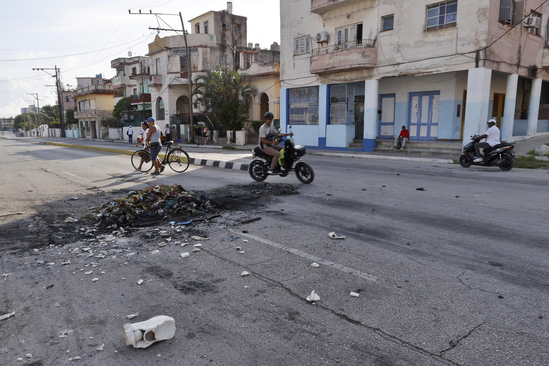 Protestos se intensificam em Cuba e população começa a desafiar forças do regime