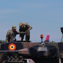 Militares inspecionam bateria de defesa antiaérea na Europa. Imagem referente a matéria