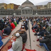 Muçulmanos celebram o fim do Ramadã em Nápoles, na Itália, em 2024. Imagem referente a matéria