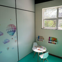 Sala de atendimento em unidade da Delegacia de Atendimento à Mulher no Rio de Janeiro, acionada pela mãe da adolescente vítima de estupro coletivo Imagem referente a matéria