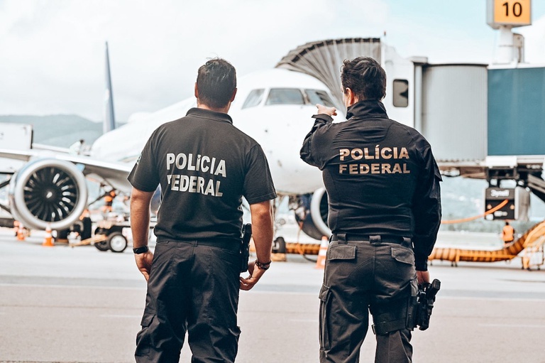 Hacker de Vorcaro é preso em Dubai e deportado para o Brasil