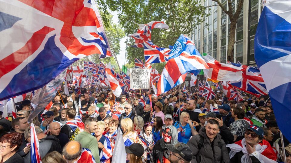 Direita leva multidão às ruas de Londres em ato contra imigração e governo de esquerda