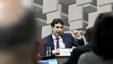 Presença de Galípolo em comissão ocorre após PF descobrir vínculos entre Daniel Vorcaro e Ciro Nogueira.