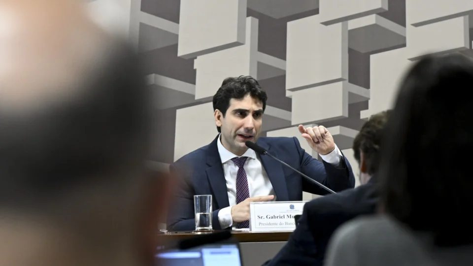 Presença de Galípolo em comissão ocorre após PF descobrir vínculos entre Daniel Vorcaro e Ciro Nogueira.