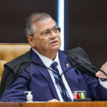 Dino relata ameaça de morte por funcionária de companhia aérea e faz apelo Dino relata ameaça de morte por funcionária de companhia aérea e faz apelo