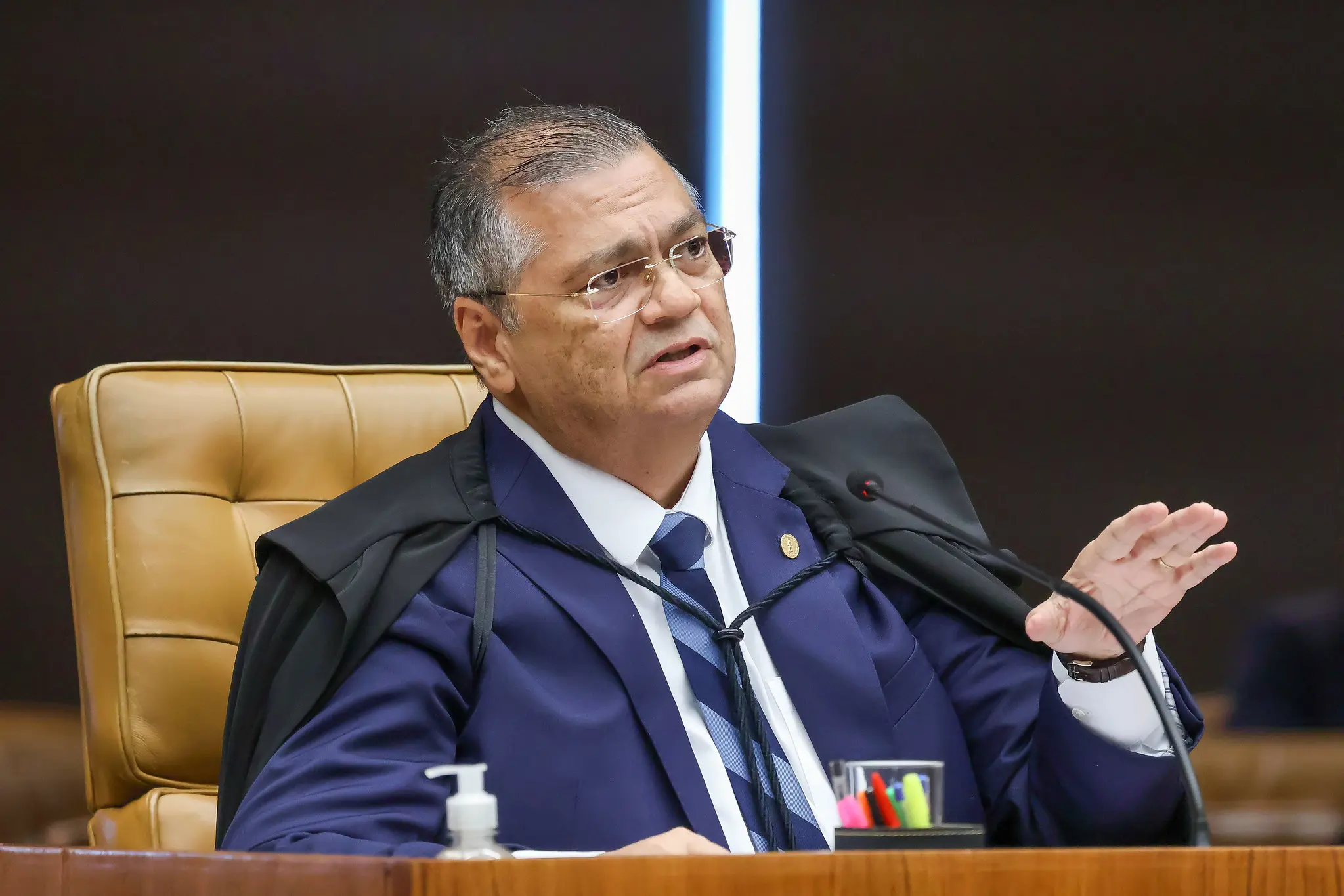 Dino relata ameaça de morte por funcionária de companhia aérea e faz apelo