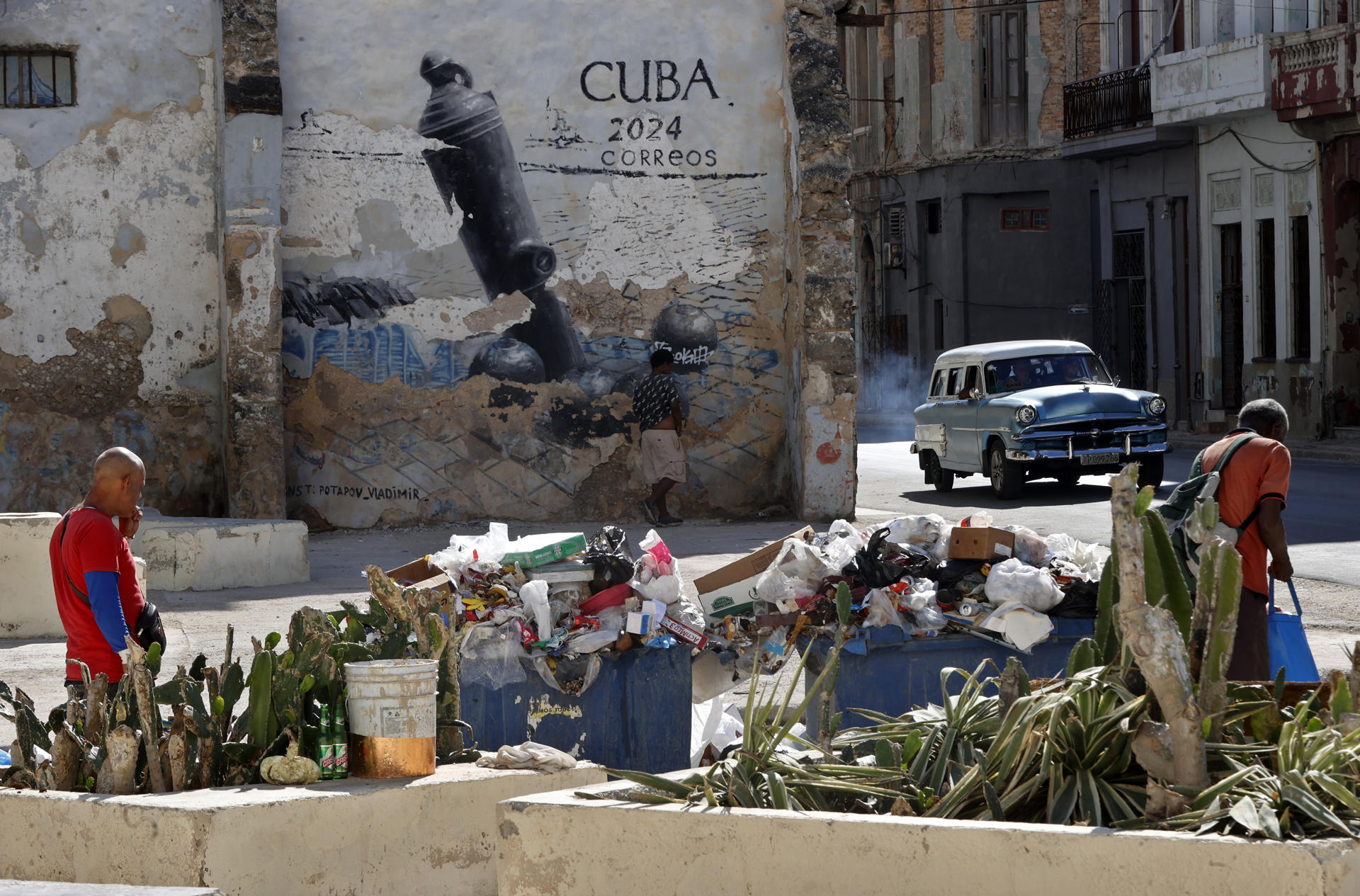 Crise em Cuba leva moradores a revirar lixo por comida