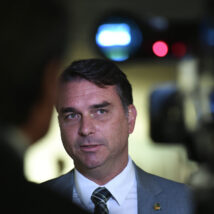 Petista pede que STF apure se dinheiro do filme “Dark Horse” bancou atuação de Eduardo Bolsonaro nos EUA contra autoridades. Imagem referente a matéria