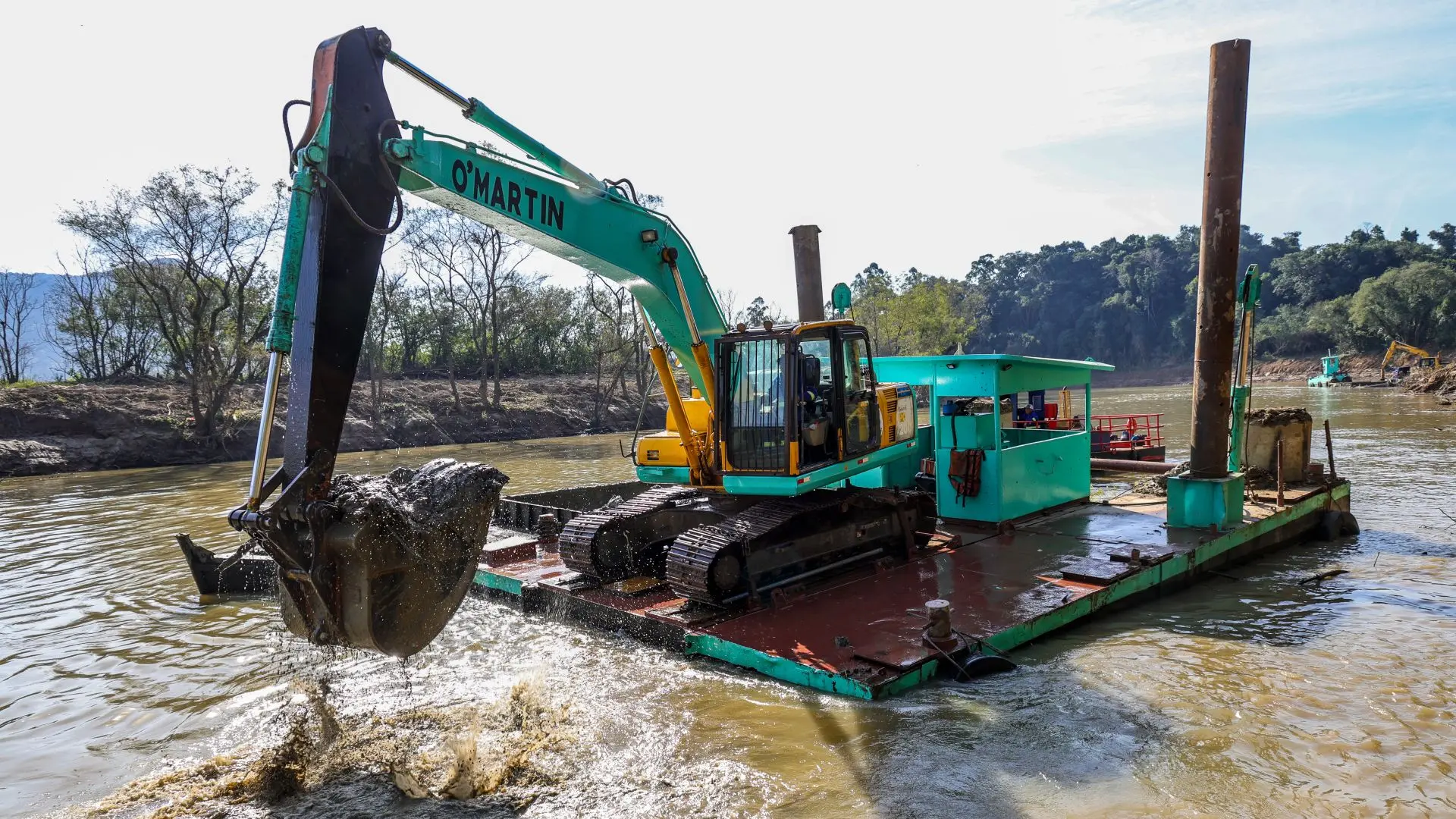 Obras de desassoreamento avançam no Rio Itajaí-Açu, em Rio do Sul, para ampliar a vazão e reduzir riscos de enchentes.