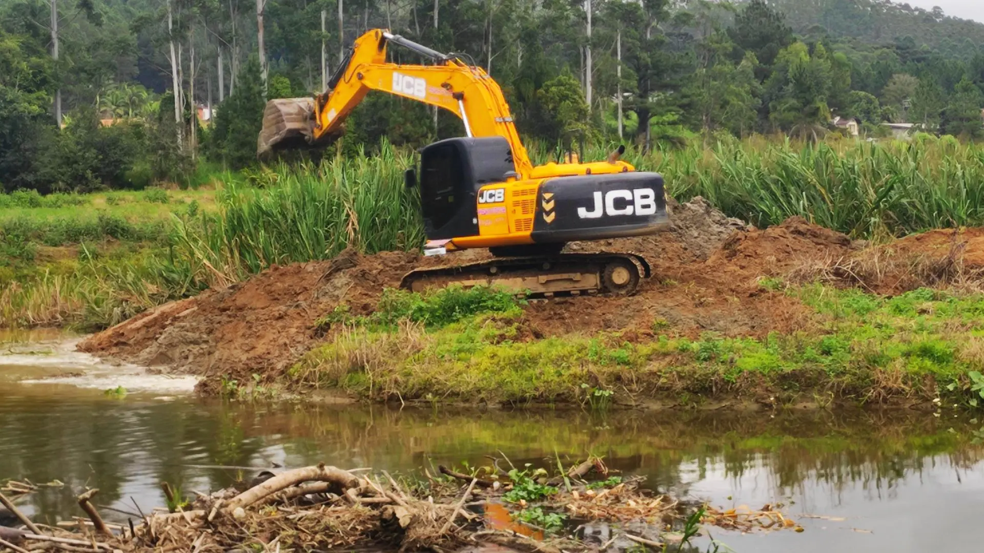 Obras de desassoreamento em Doutor Pedrinho para melhorar a vazão do rio e reduzir riscos de alagamentos.