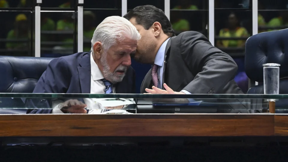 Presidente do Senado cochichou resultado a petista segundos antes da divulgação do placar.