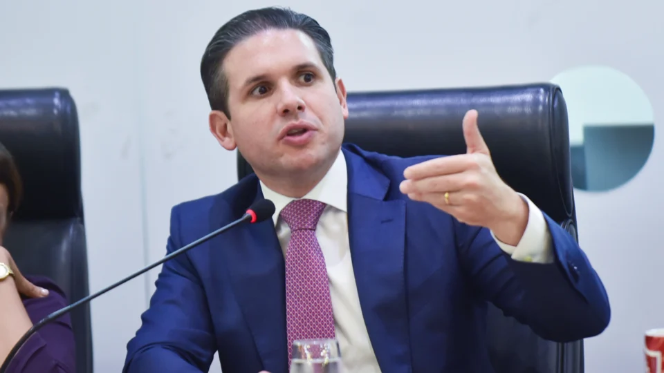 Mesma postagem sobre maioridade penal foi vista como suspeita em MG e como direito de expressão no DF.
