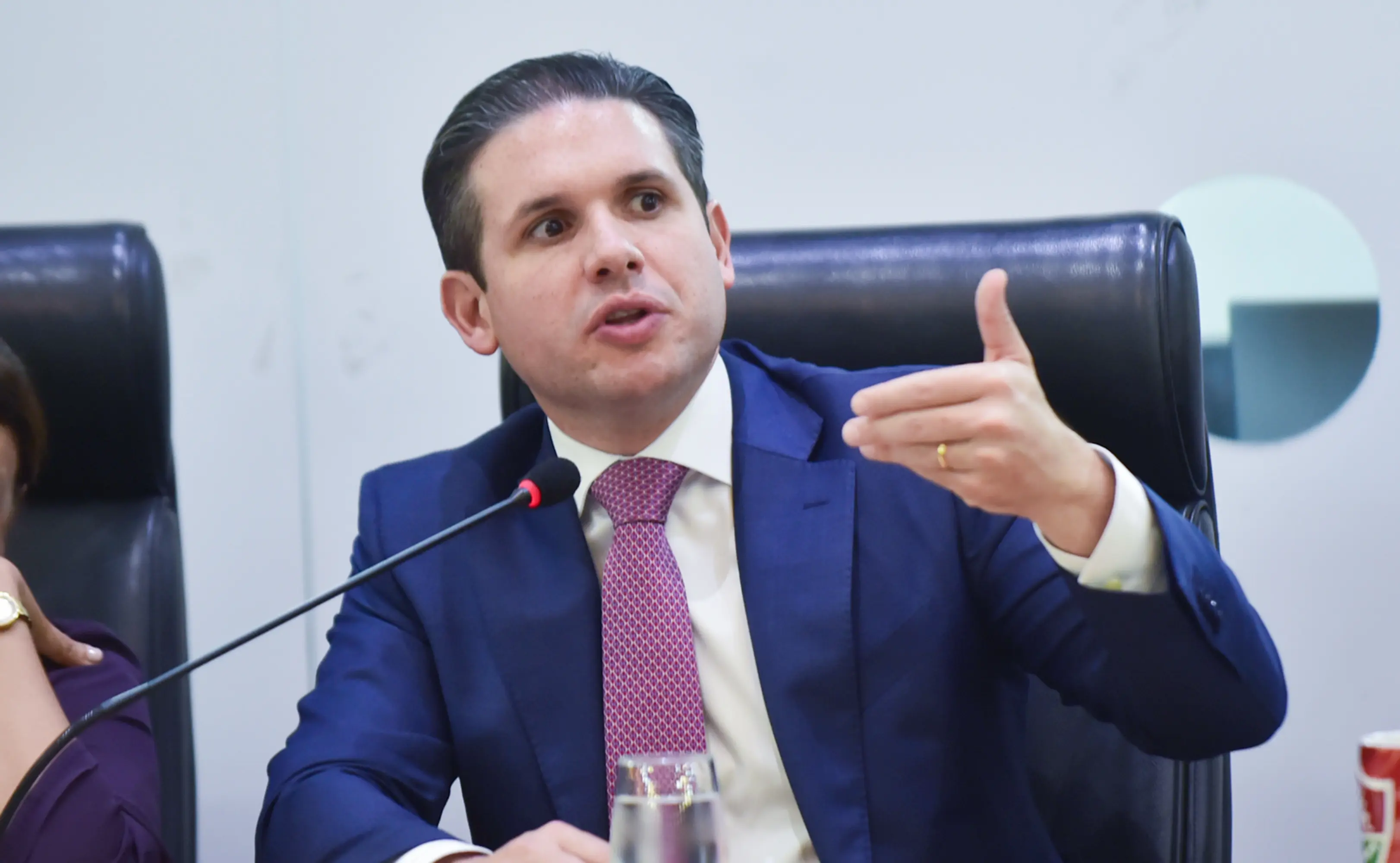 Mesma postagem sobre maioridade penal foi vista como suspeita em MG e como direito de expressão no DF.