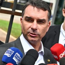 Flávio Bolsonaro admite que visitou Vorcaro após banqueiro sair da prisão Flávio Bolsonaro