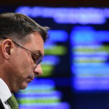 O quanto áudio a Vorcaro afeta intenções de voto em Flávio Bolsonaro Senador Flávio Bolsonaro