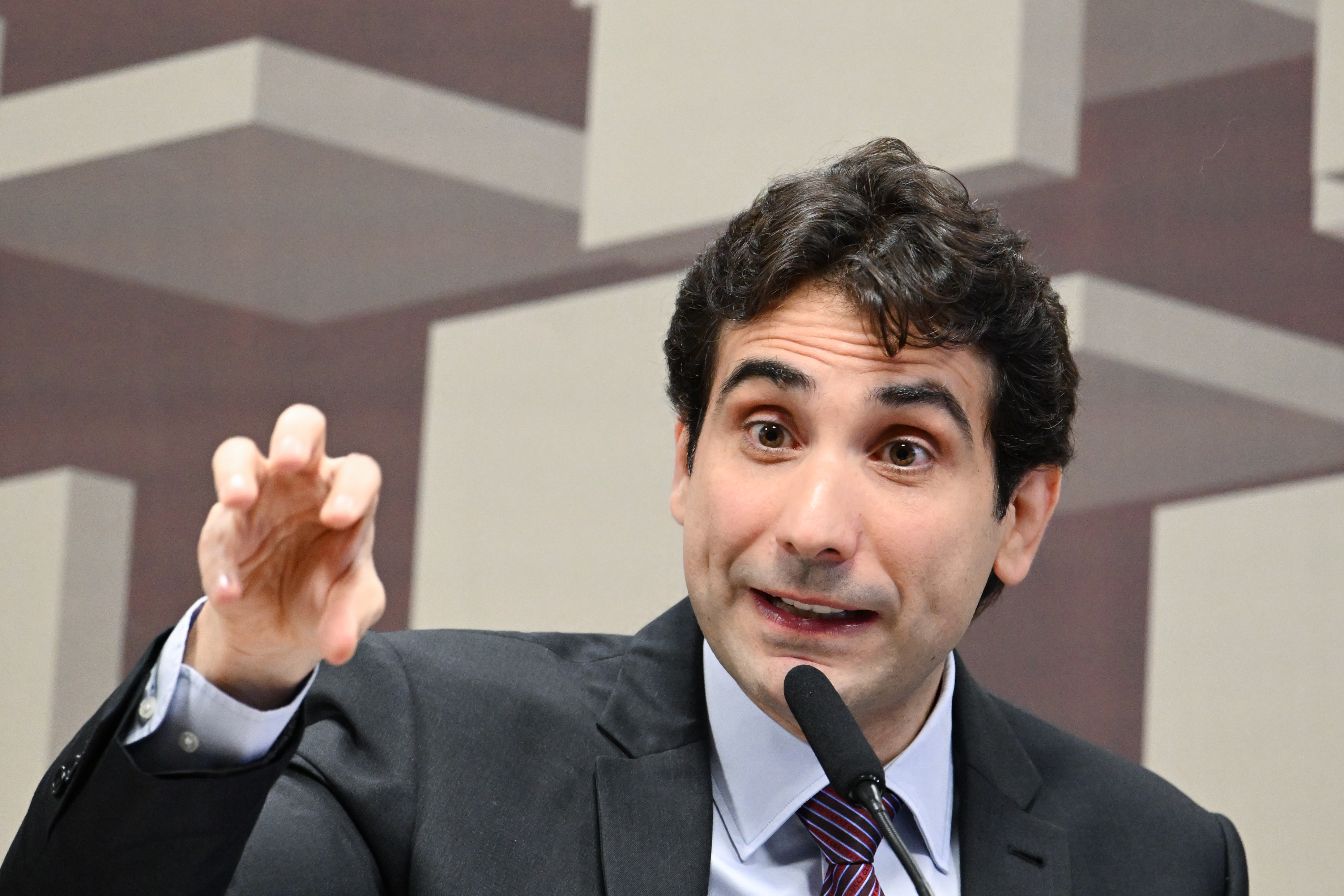 Presidente do Banco Central foi questionado sobre liquidação durante prestação de contas a comissão do Senado.