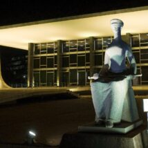 No imaginário dos brasileiros, o direito de questionar autoridades encontra limites quando envolve o STF. Imagem referente a matéria