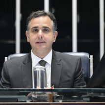 Ausência do Senador abre espaço para que Kalil dispute com apoio de Lula. Imagem referente a matéria