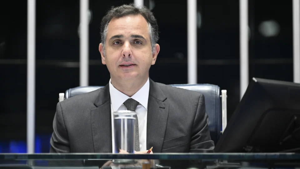 Ausência do Senador abre espaço para que Kalil dispute com apoio de Lula.