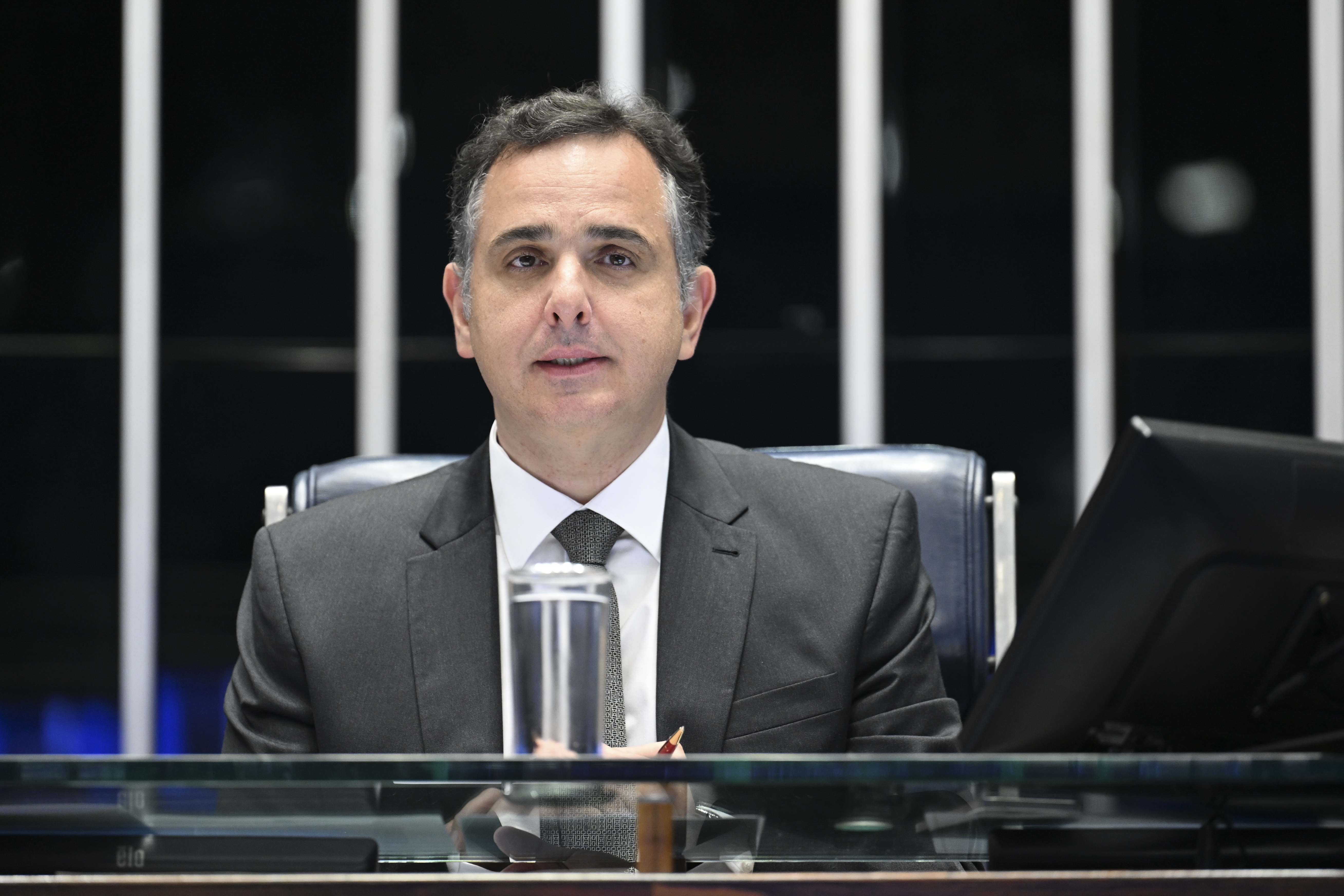 Ausência do Senador abre espaço para que Kalil dispute com apoio de Lula.