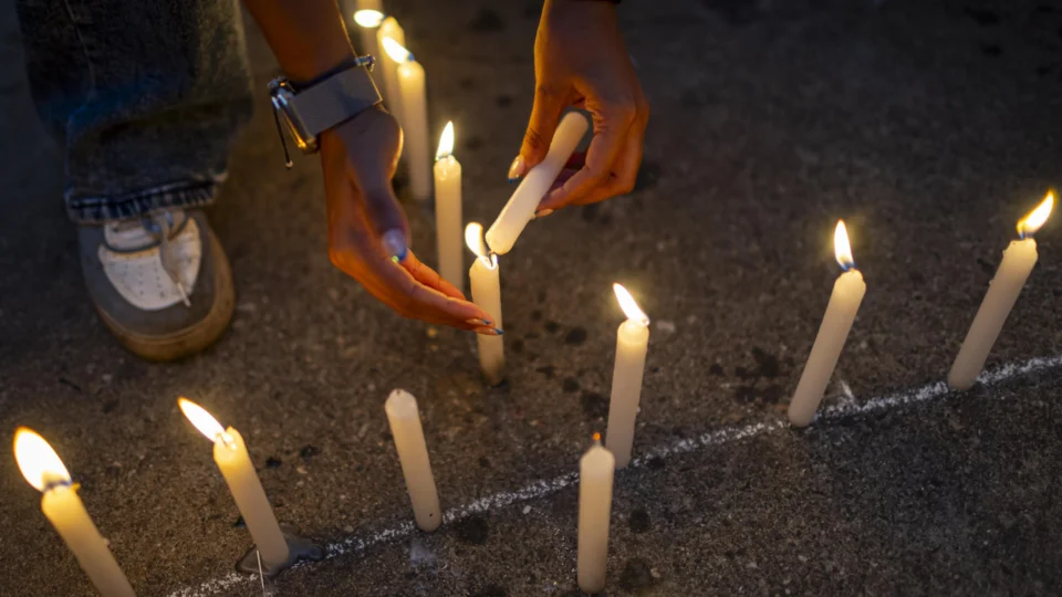 Foto ilustrativa de velas acesas: incêndio em hospital católico na Nigéria deixa estátua de Maria intocada e atrai não-católicos à oração