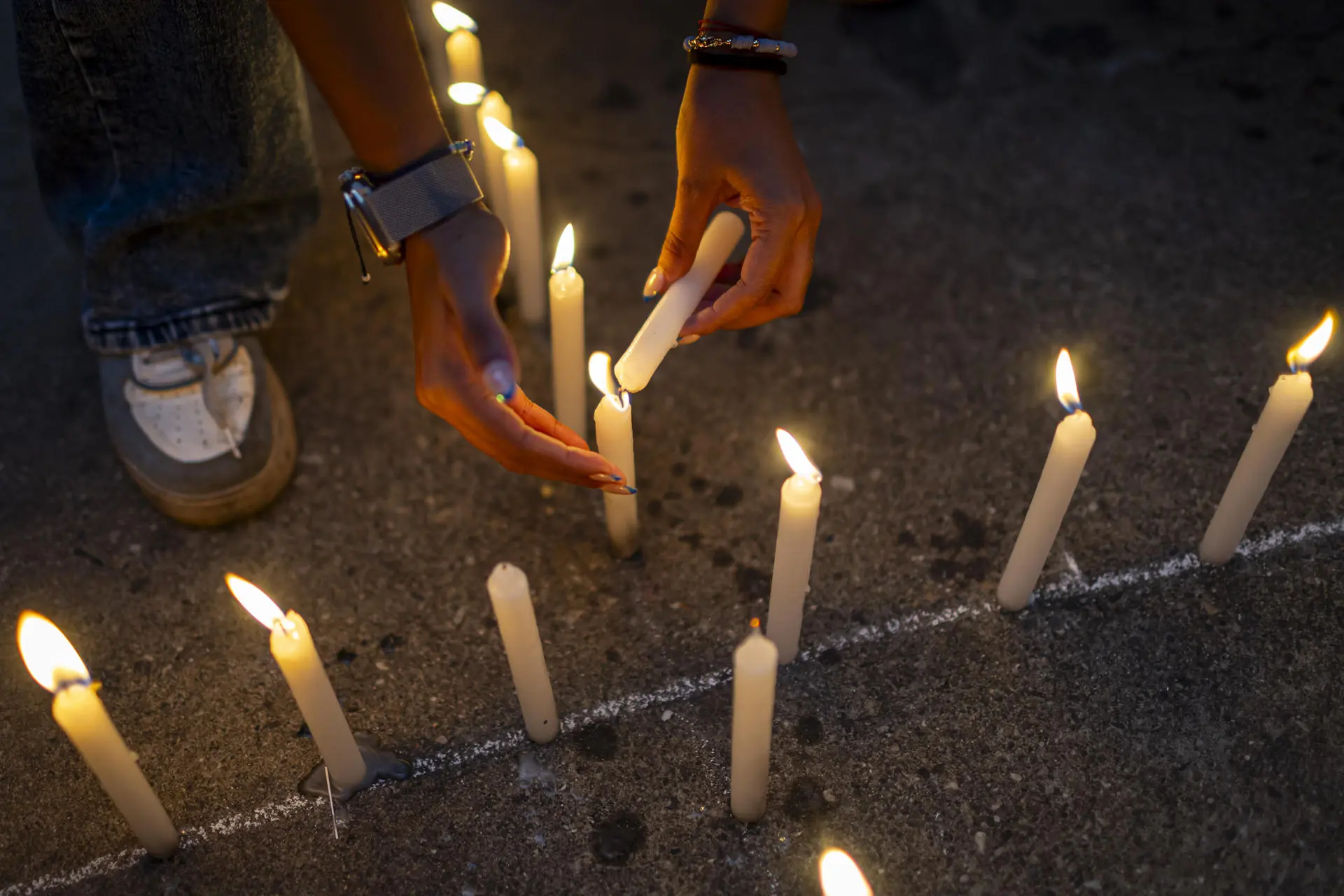 Foto ilustrativa de velas acesas: incêndio em hospital católico na Nigéria deixa estátua de Maria intocada e atrai não-católicos à oração