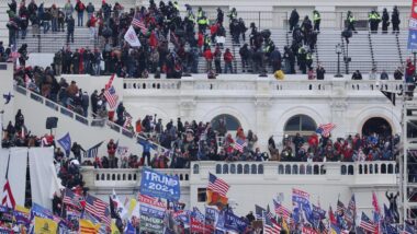 Manifestantes durante os atos de 6 de janeiro de 2021, quando ocorreu a invasão ao Capitólio, a sede do poder legislativo dos EUA. Imagem referente a matéria